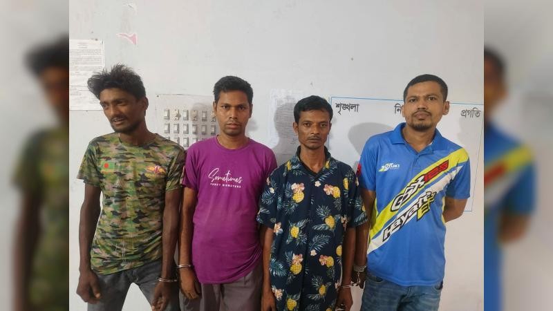 বুড়িচংয়ে অনলাইনে জুয়া খেলার সময় ৪ জন গ্রেফতার 