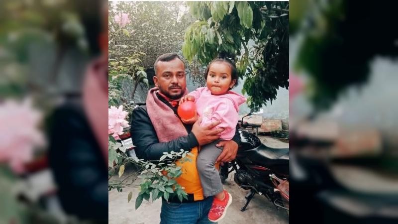 বজ্রাঘাতে প্রাণ গেল বাবার, কোল থেকে ছিটকে প্রাণে বাঁচল শিশুসন্তান