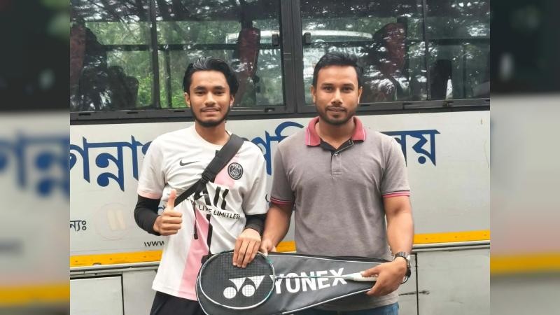 জবি ব্যাডমিন্টন সেমিফাইনালিস্টকে ব্যাট উপহার দিলেন ছাত্রদল নেতা