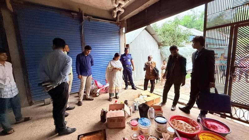 নগরকান্দায় অবৈধ কেক কারখানায় অভিযান, ১ লাখ টাকা জরিমানা