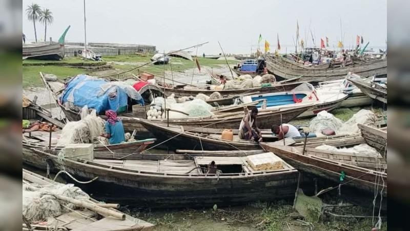 নতুন আশায় জেলেরা: মধ্যরাতে ভোলার নদীতে শুরু হচ্ছে মাছ ধরা