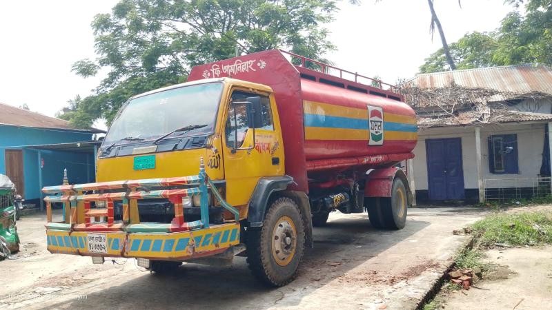 ফুলবাড়িয়ায় ট্যাঙ্কলড়ি দিয়ে অবৈধ পন্থায় জ্বালানি বিক্রি, গ্রেপ্তার ৩