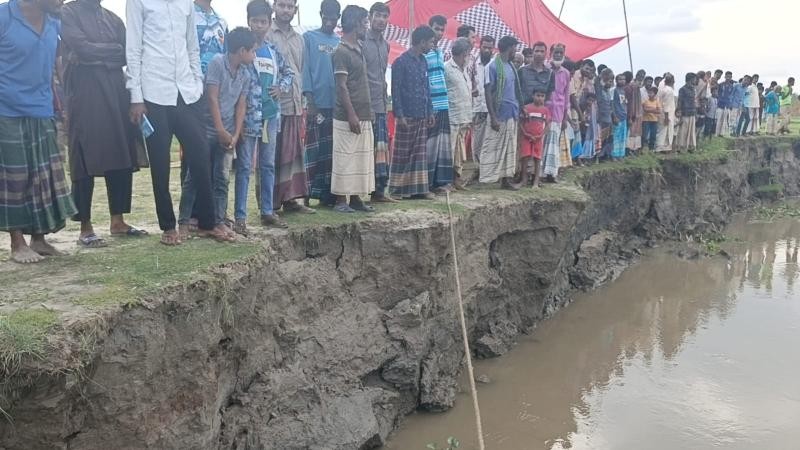 ভূরুঙ্গামারীতে আগ্রাসী দুধকুমার থেকে ভিটেমাটি রক্ষায় এলাকাবাসীর মানববন্ধন
