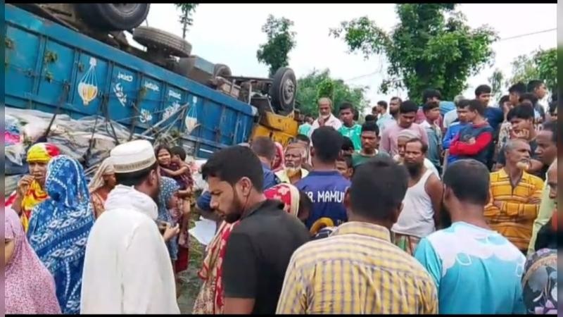 লালমনিরহাটে নিয়ন্ত্রণ হারিয়ে উল্টে গেল ট্রাক: চাপা পড়ে কৃষকের মৃত্যু