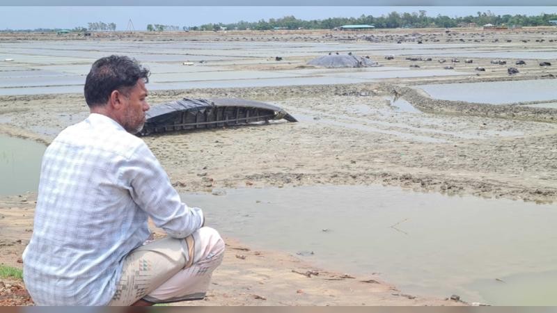 বৃষ্টি নিয়ে গেছে লবণ, দেনা নিয়ে গেছে ঘুম