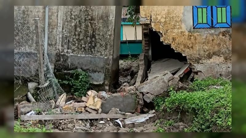 নীলফামারীতে প্রাথমিক বিদ্যালয়ের শ্রেণিকক্ষে ধস, পাঠদান ব্যাহত হওয়ার আশঙ্কা