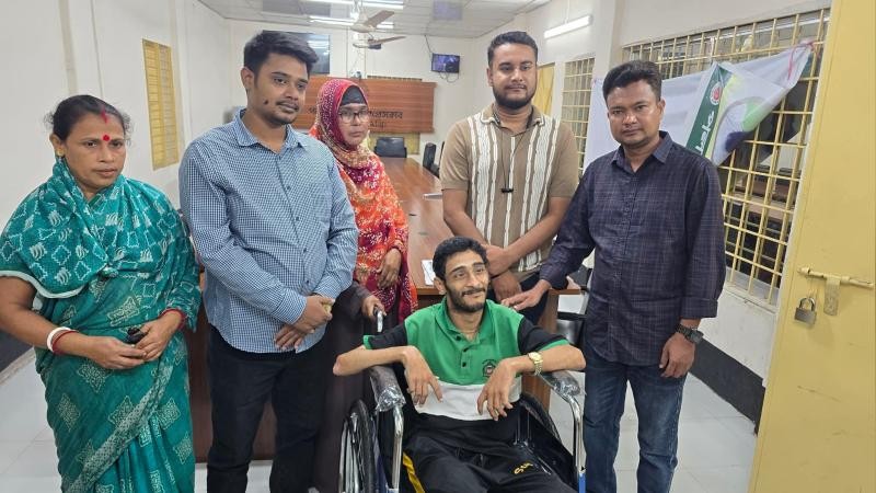 পলাশে প্রেসক্লাবের উদ্যাগে প্রতিবন্ধীর মাঝে হুইল চেয়ার বিতরণ