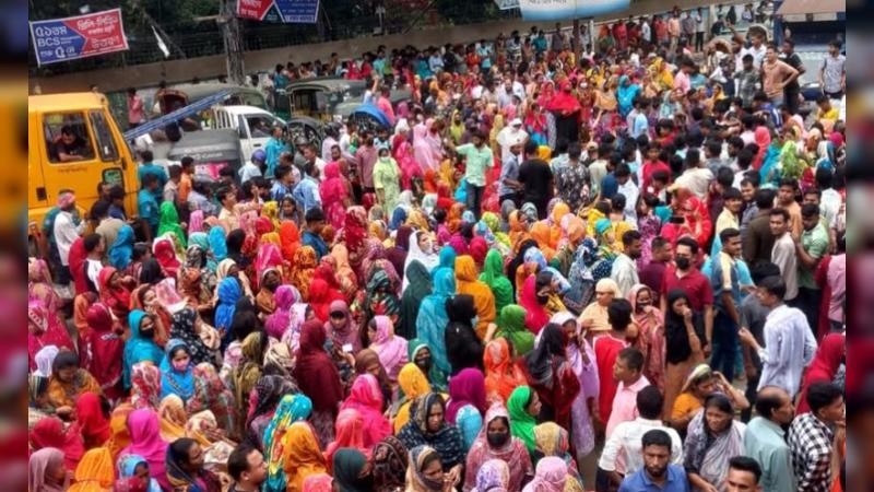 বকেয়ার দাবিতে চট্টগ্রামে শ্রমিকদের অবরোধ, মঙ্গলবার পরিশোধে আশ্বাস