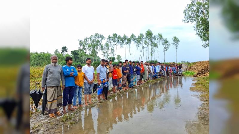 ব্রিজ নির্মাণের দাবিতে এলাকাবাসির মানববন্ধন