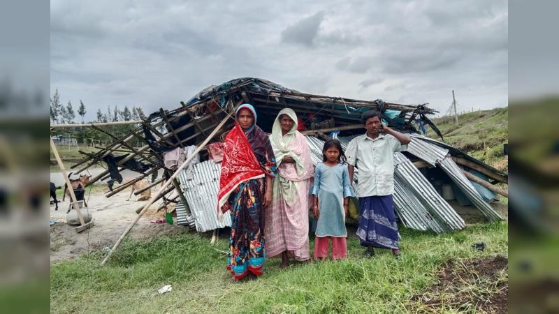 এক ঝড়ে উড়ে গেল ঘর, খোলা আকাশেই দিন-রাত পার