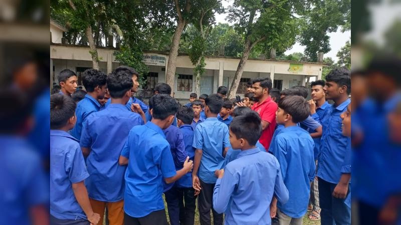 ফরিদপুরে অভ্যন্তরীণ কোন্দলে উত্তপ্ত স্কুল, ক্লাস বর্জনে শিক্ষার্থীরা