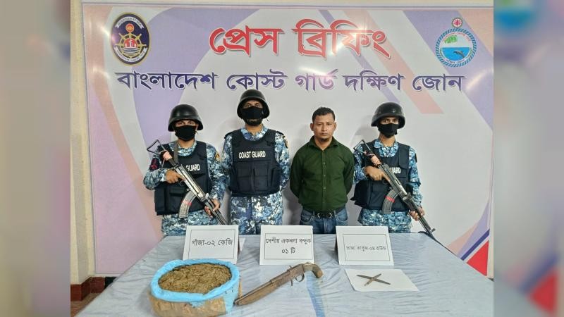 ভোলার ইলিশায় অস্ত্র ও মাদকসহ কুখ্যাত সন্ত্রাসী আটক