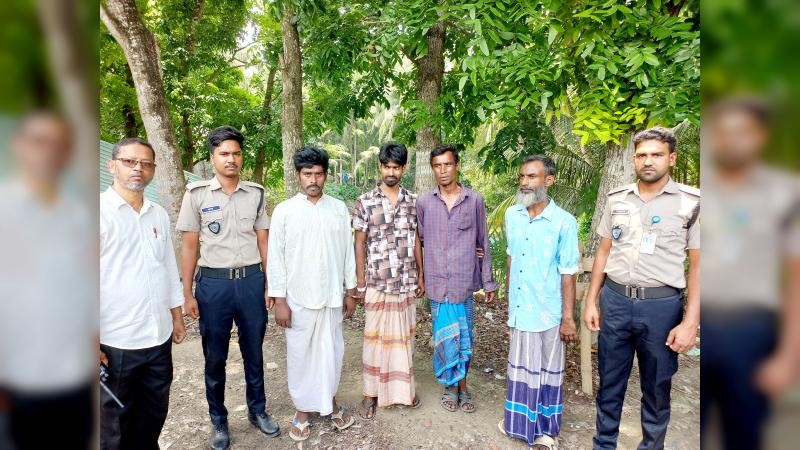 সালথায় প্রকাশ্যে মাদক সেবন: ৪ যুবকের কারাদণ্ড