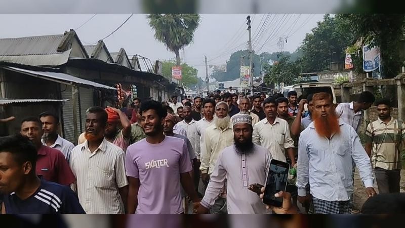 কালুখালীতে পেঁয়াজ বিক্রি বন্ধ, কৃষকদের বাজার বন্ধ করে বিক্ষোভ