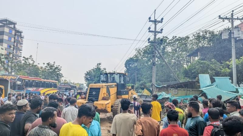 নজরুল জয়ন্তী উপলক্ষে ভালুকায় মহাসড়কে উচ্ছেদ অভিযান