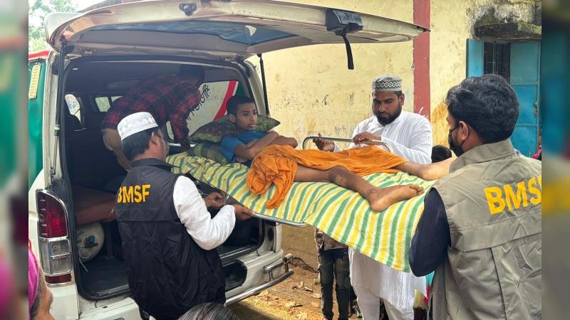 মেরুদণ্ড ভাঙা অসহায় কিশোর সাইফুলের জীবন বাঁচাতে উন্নত চিকিৎসা প্রয়োজন