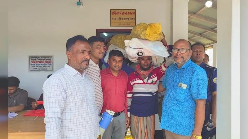 চরফ্যাশনে ২ হাজার জেলে পেলেন খাদ্য সহায়তা