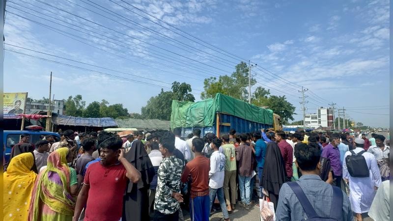 নাটোরে ট্রাকের নিচে পিষ্ট হয়ে প্রাণ গেল ছাগল ব্যবসায়ীর, আহত ৩