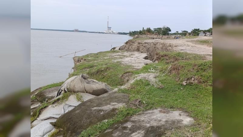 তালতলীতে বেড়িবাঁধে ভয়াবহ ফাটল, ঝুঁকিতে ১৫ গ্রামের মানুষ