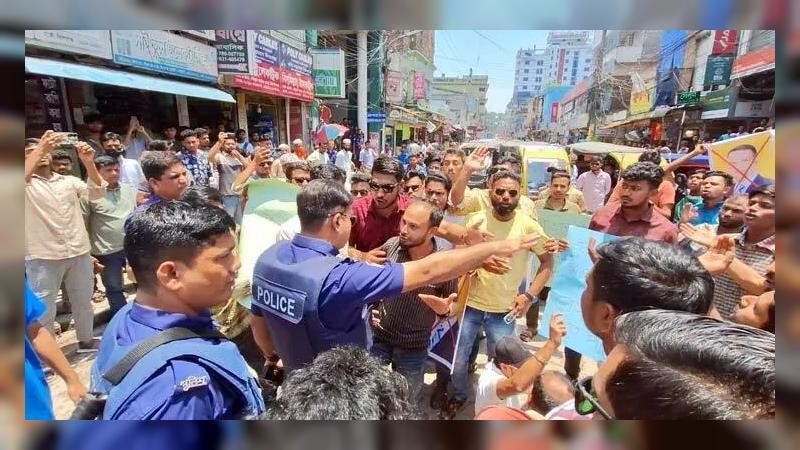 কিশোরগঞ্জ ছাত্রদলের কমিটি বাতিলের দাবিতে সড়ক অবরোধ