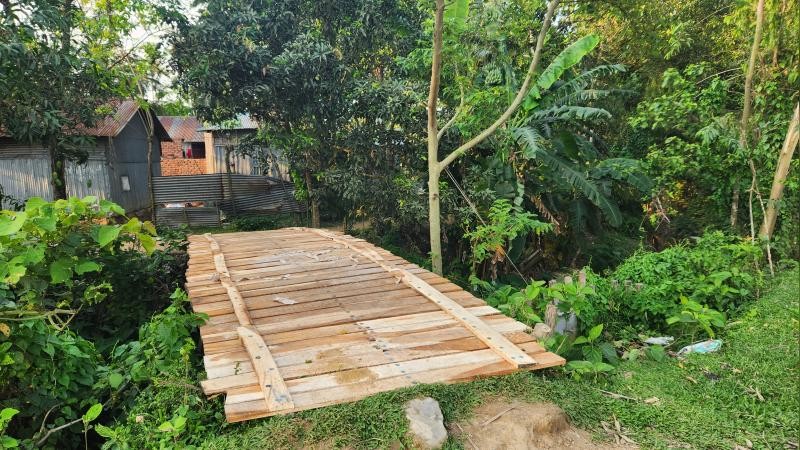 ঝিনাইগাতীতে ভেঙে পড়া কাঠের সেতু মেরামত