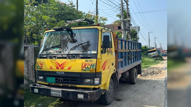 কুমিল্লা মহাসড়কে ব্যারিকেড দিয়ে ট্রাক থেকে ১০ গরু ডাকাতি, চালক-হেলপার আহত