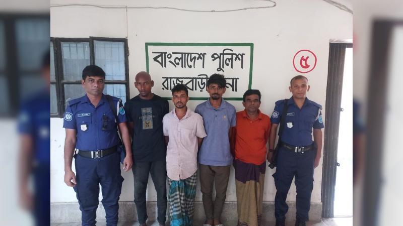 রাজবাড়ীতে পরোয়ানাভুক্ত ৪ আসামি গ্রেপ্তার