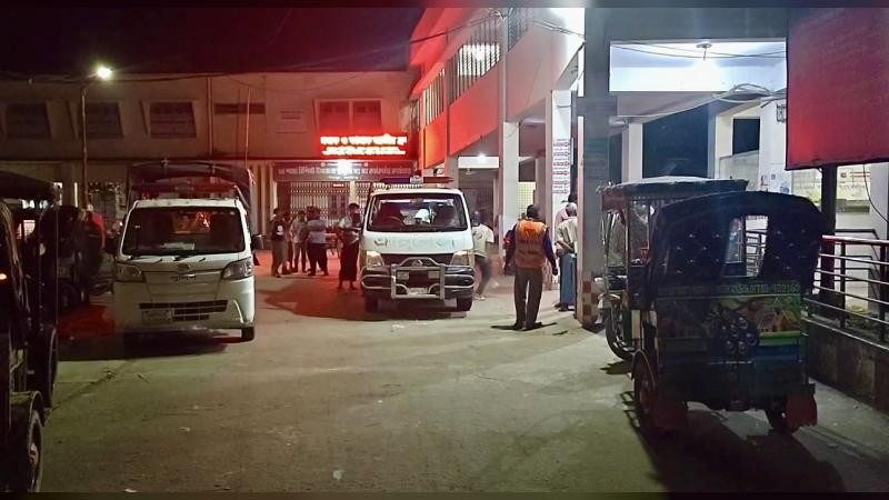 নাটোরে ট্রাক-ভ্যানের সরাসরি সংঘর্ষে প্রাণ গেল গৃহবধূর, হাসপাতালে স্বামী