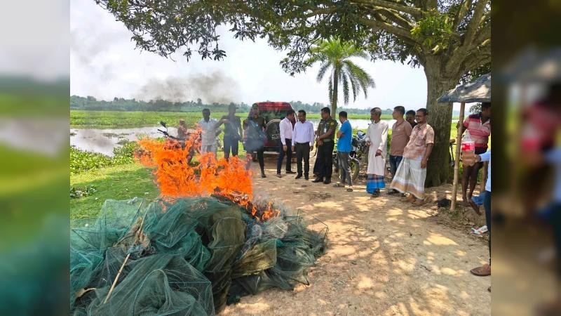 ফুলবাড়িয়ায় ভ্রাম্যমান আদালতের অভিযানে পুড়ানো হলো নিষিদ্ধ ফাঁদ