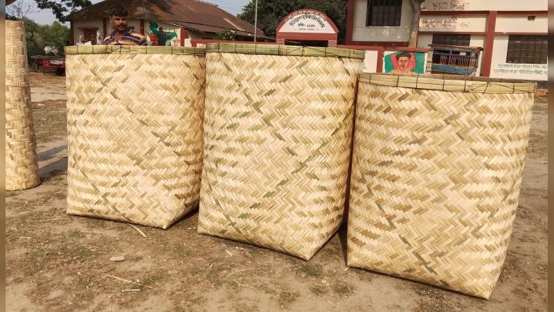 হারিয়ে যাচ্ছে বাঁশের তৈরি ধান রাখার ডোল