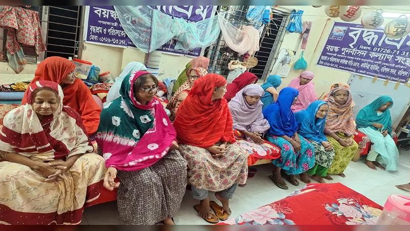 বরিশালে সন্তানের সুখের জন্য মা বিলিয়ে দেন সব, বিনিময়ে জোটে বৃদ্ধাশ্রম