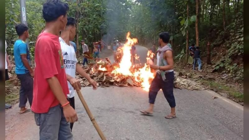সাজেক সড়কে টায়ার জ্বালিয়ে ইউপিডিএফের আধাবেলা সড়ক অবরোধ