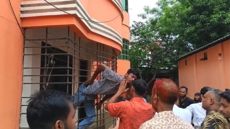 কুমিল্লায় চুরি করতে গিয়ে বারান্দার গ্রিলে আটকা পড়ল চোর!