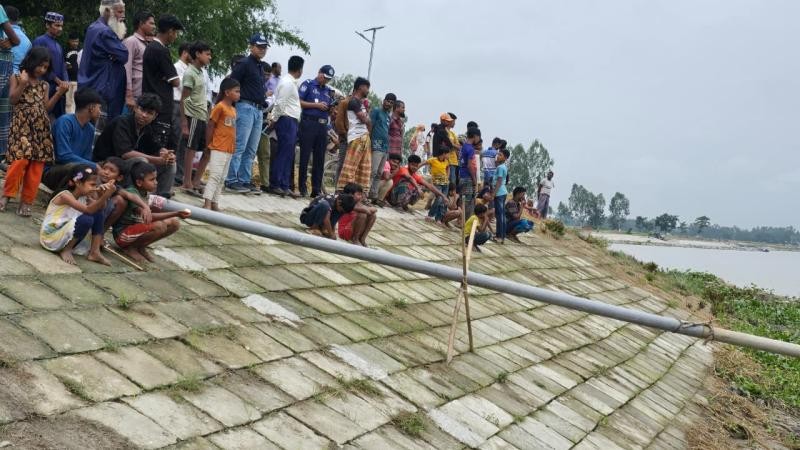 ভূরুঙ্গামারীতে দুধকুমার নদে প্রশাসনের অভিযানে পালিয়ে গেল ড্রেজার মালিক