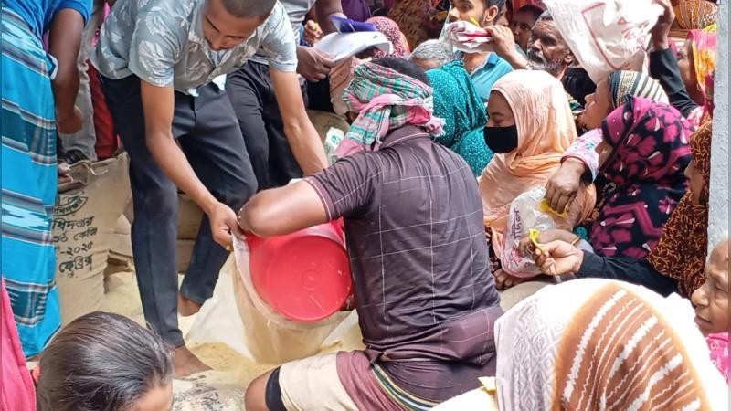 গুরুদাসপুরের নাজিরপুরে ভিজিএফের চাল পেলো ৩২১৬ পরিবার