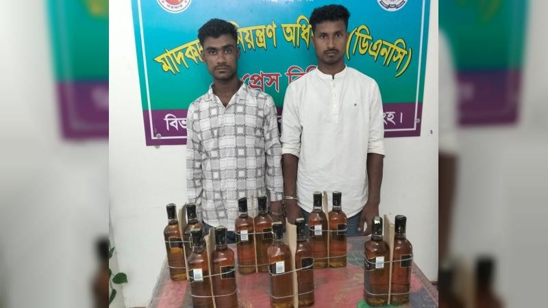 ময়মনসিংহে ১২ বোতল বিলাতী মদসহ দুই যুবক গ্রেপ্তার