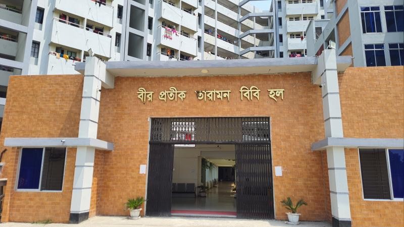 পরিচয় গুপ্ত রেখে দেড় মাস বিশ্ববিদ্যালয়ের ছাত্রী হলে অবস্থান তরুণীর