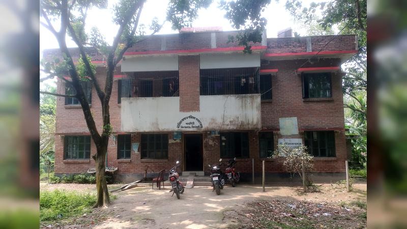 জনবল ও ওষুধ সংকটে কিশোরগঞ্জের ইউনিয়ন স্বাস্থ্যকেন্দ্রগুলো নিজেই 'অসুস্থ'