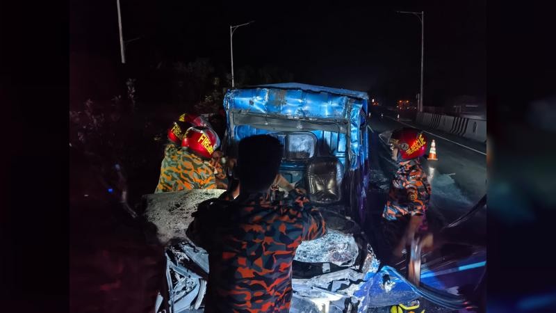 এক্সপ্রেসওয়েতে দুই কাভার্ডভ্যানের সংঘর্ষে ২ জন নিহত