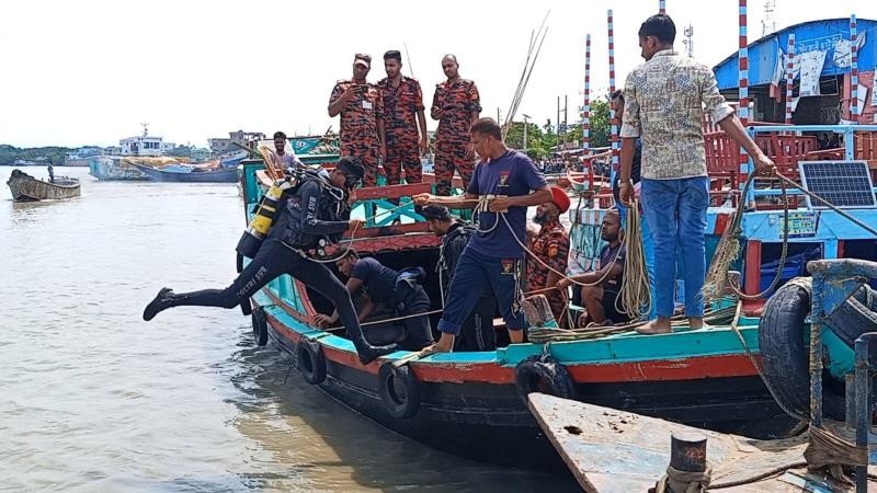 মোংলায় পশুর নদীতে ট্রলার থেকে পড়ে মাছ ব্যবসায়ী নিখোঁজ; উদ্ধারে যৌথ অভিযান