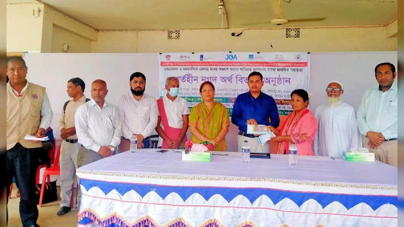 হালুয়াঘাটে বন্যায় ক্ষতিগ্রস্তদের মাঝে শর্তহীন নগদ অর্থ বিতরণ