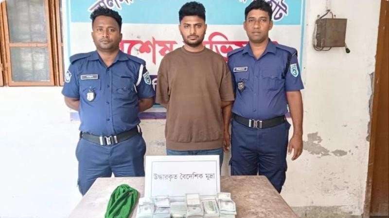 লালমনিরহাটে দেড় লক্ষাধিক মার্কিন ডলাসহ যুবক আটক