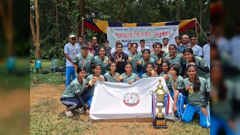 ৭-০ গোলে চট্টগ্রাম বিশ্ববিদ্যালয়কে উড়িয়ে শিরোপা জিতল যবিপ্রবির মেয়েরা