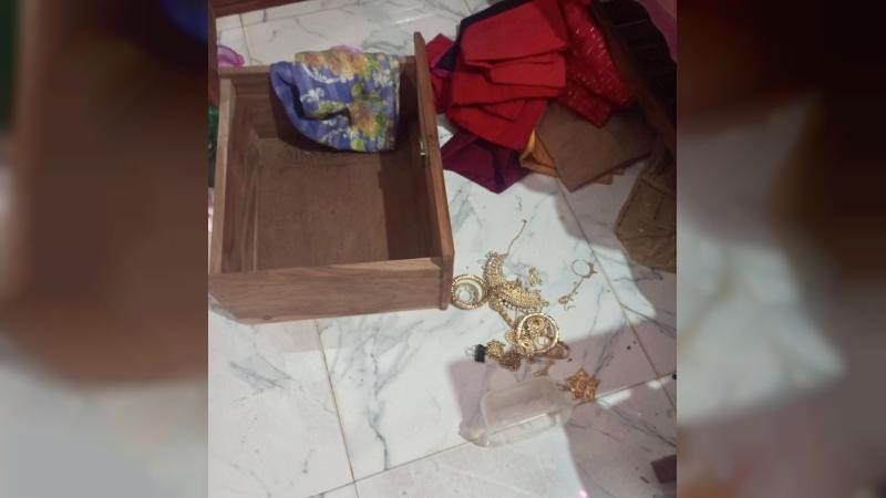 নাটোরে গভীর রাতে দুর্ধর্ষ ডাকাতি, ১২ ভরি স্বর্ণালংকার ও নগদ টাকা লুট