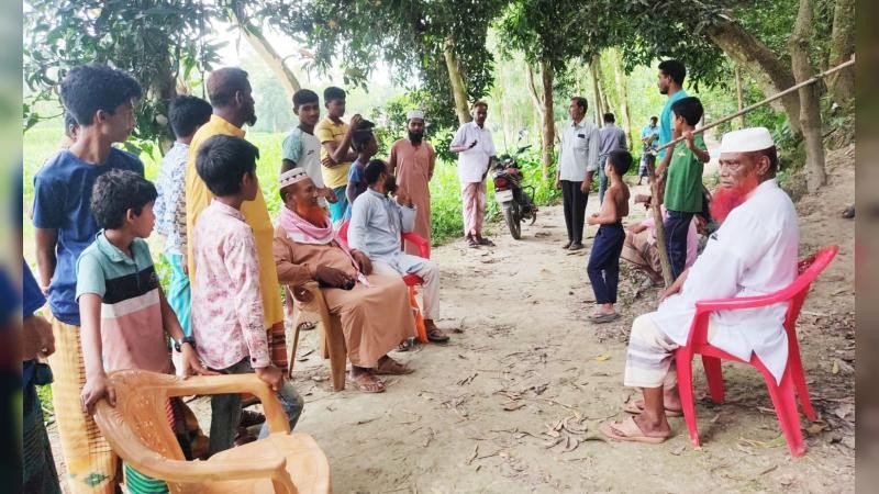 সিরাজগঞ্জে ১৫ বাড়িতে ডাকাতি ও হত্যার হুমকি, আতঙ্কে গ্রামবাসী