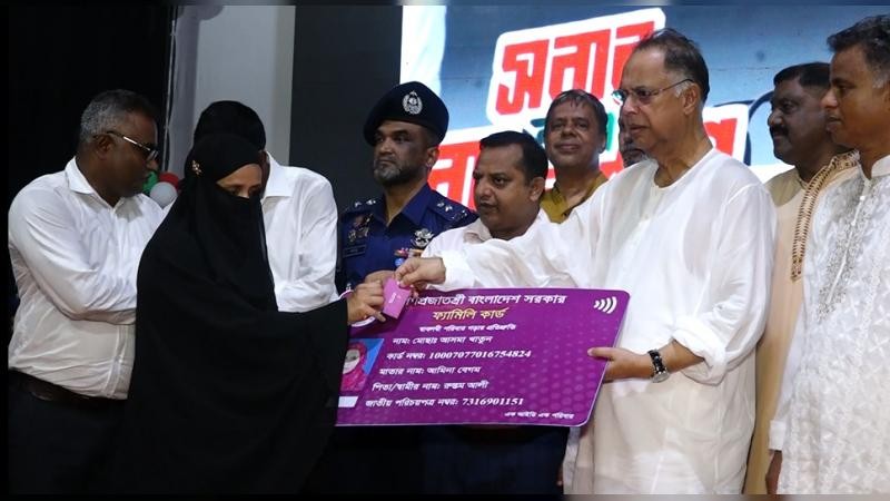সিরাজগঞ্জে ফ্যামিলি কার্ড পেয়ে খুশি ৬৫৪ জন নারী