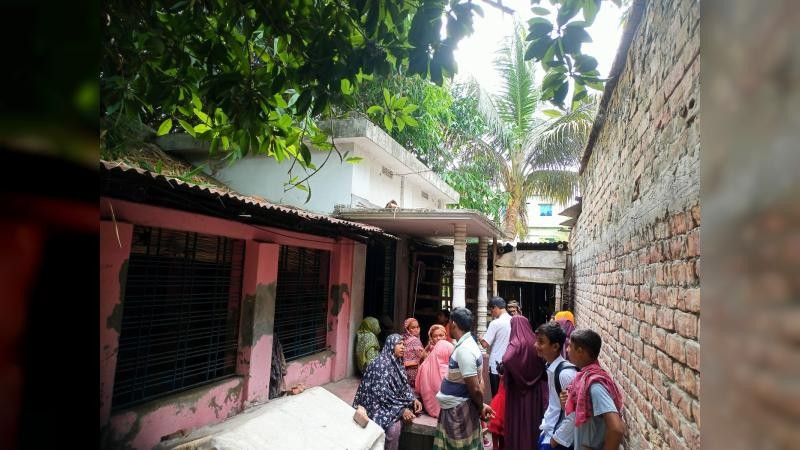 সাতক্ষীরায় অন্তঃসত্ত্বা স্ত্রীকে গলাকেটে হত্যা, ঘাতক স্বামী পলাতক