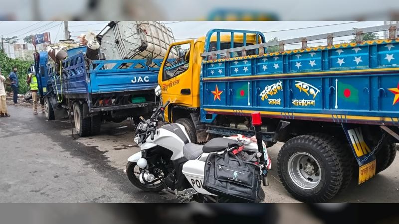 এক্সপ্রেসওয়েতে ট্রাকের পেছনে আরেক ট্রাকের ধাক্কা, নিহত ২