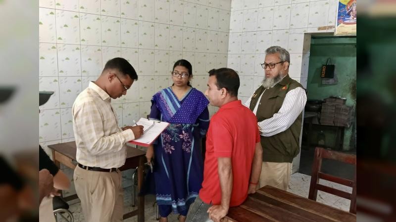 নাটোরে আইন লঙ্ঘনের অপরাধে মিষ্টির দোকানে জরিমানা