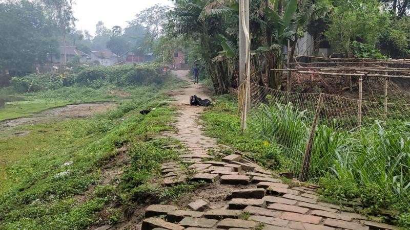 সরকারি রাস্তার ইট তুলে ইউপি সদস্যের বাড়িতে পাকা বাথরুম